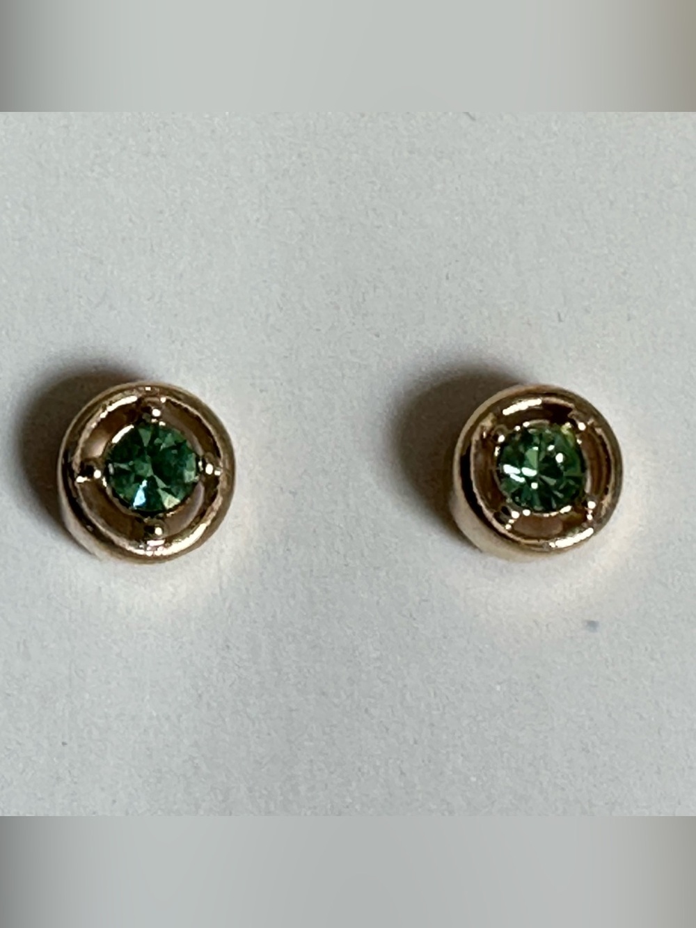 Avon Vintage 1983 Simulated Peridot Birthstone Stud Earrings - Green NIB - Picture 2 of 11